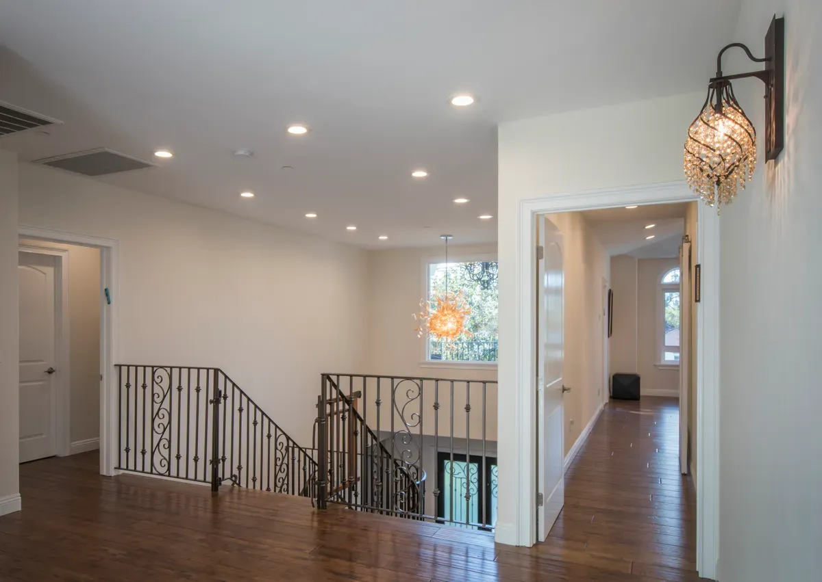 Escalera con iluminación cálida en una residencia