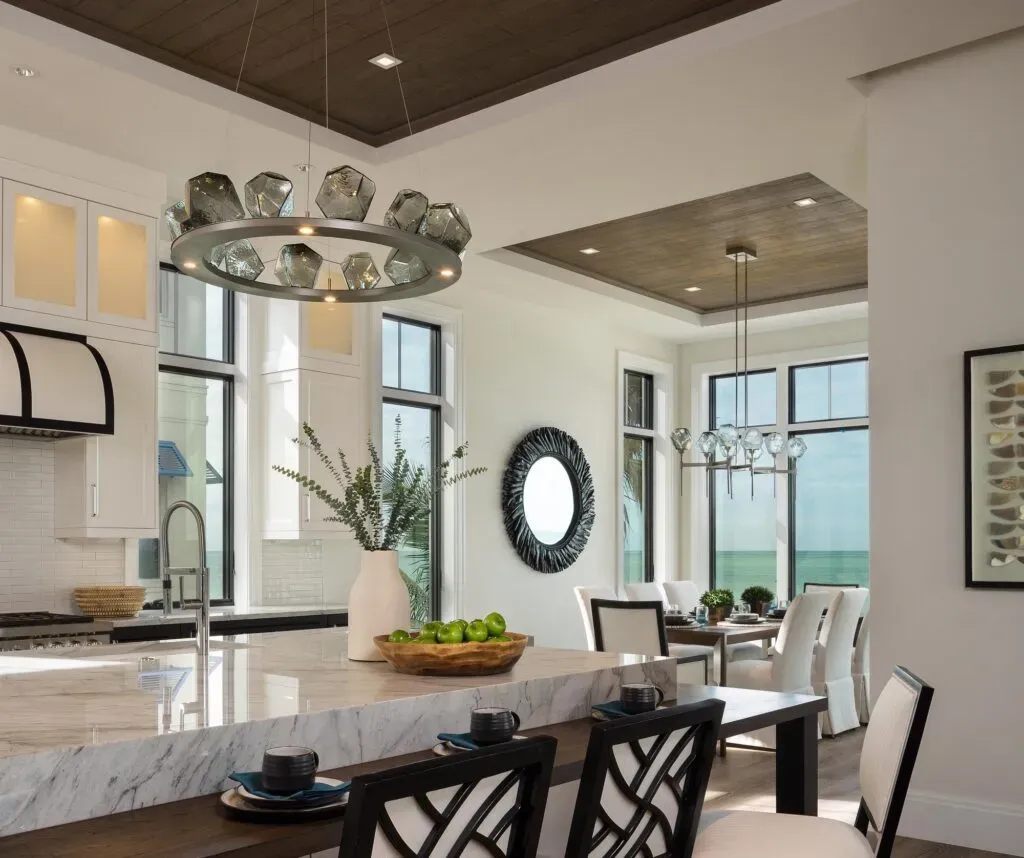 Candelabros de anillo en latón sobre una isla de cocina contemporánea