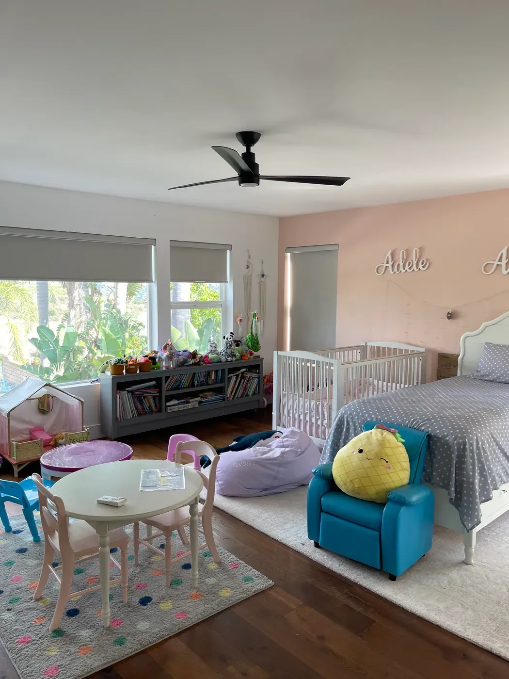 Recámara infantil serena con luz cálida indirecta