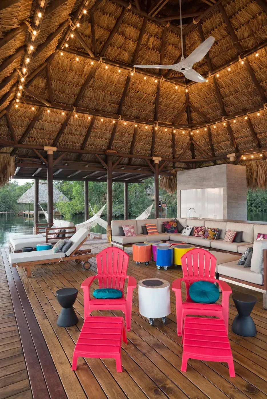 Palapa de resort con ventilador de techo de gran aspa sobre una estancia al aire libre